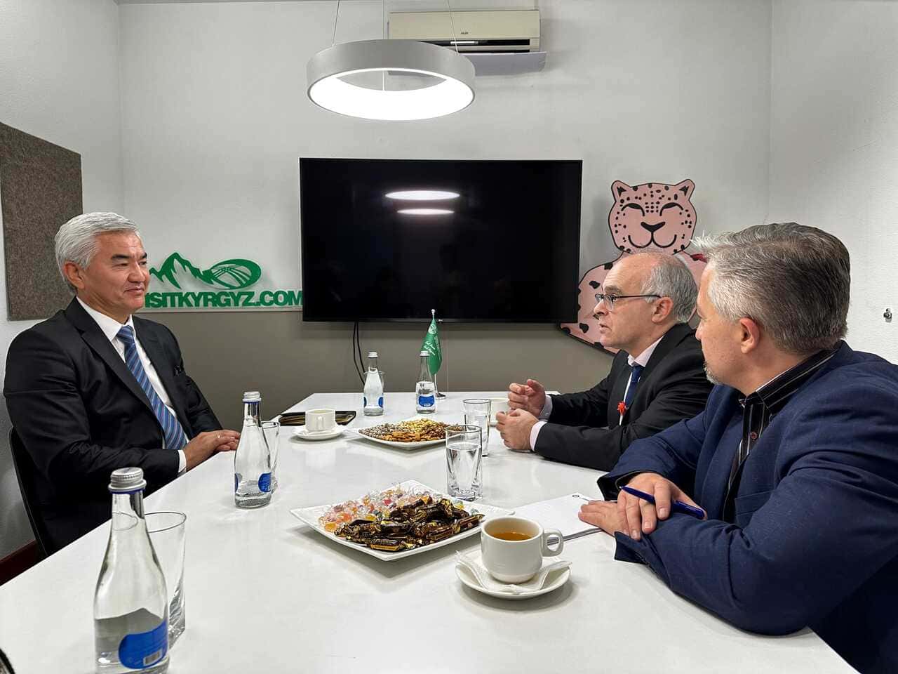 <p>Kyrgyzstan, France explore tourism and environmental cooperation<b>&nbsp;</b></p>