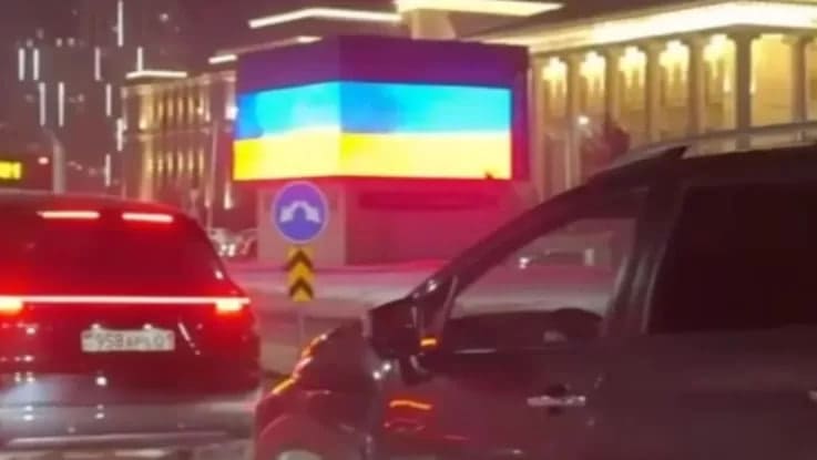 <p><b><strong>Qozog‘istonda Putin tashrifi payti ko‘chadagi ekranda Ukraina bayrog‘i paydo bo‘ldi (video)</strong></b></p>