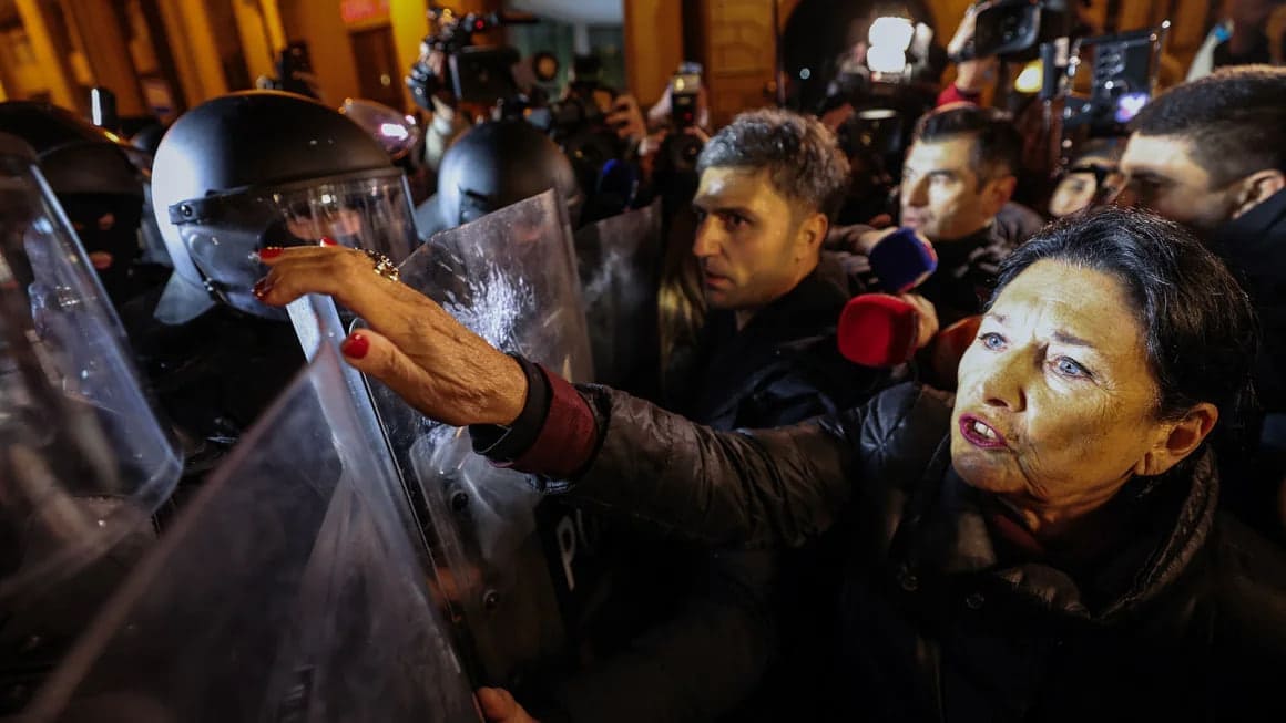 <p><b>Gruziyada namoyishlar avj oldi, unda prezident ham qatnashdi (video)</b></p>