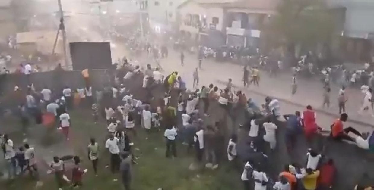 <p><b>Gvineyada futbol o&lsquo;yinidagi fojiali to&lsquo;qnashuvda 100 ga yaqin odam halok bo&lsquo;ldi</b></p>