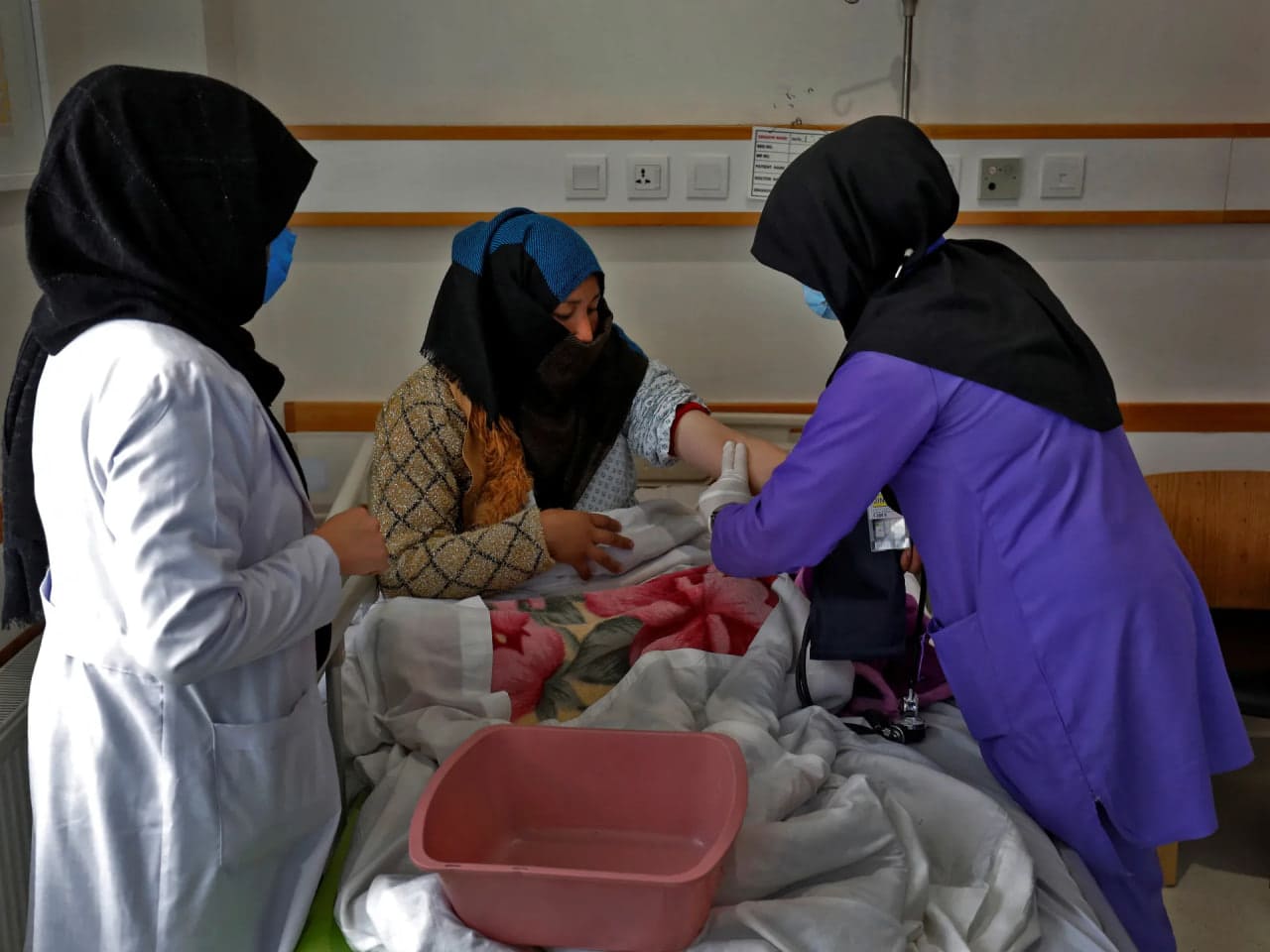 <p><b>Afg&lsquo;onistonda ayollarga akusher va hamshiralikka o&lsquo;qish taqiqlandi</b></p>