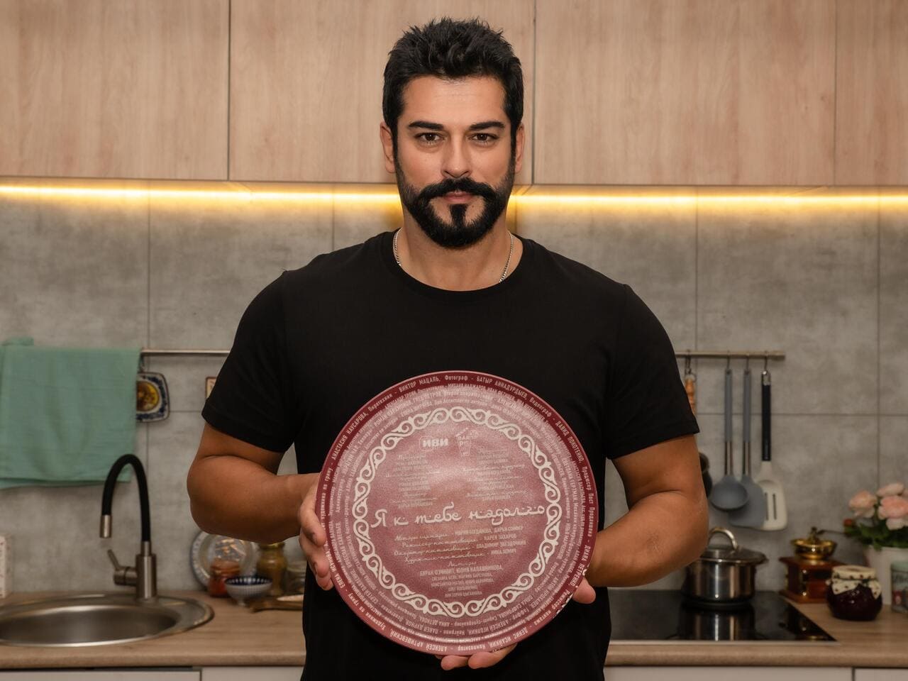<p><b><strong>Turk aktyori Burak O‘zchivit Rossiyaning yana bir serialida bosh rolni ijro etadi</strong></b></p>