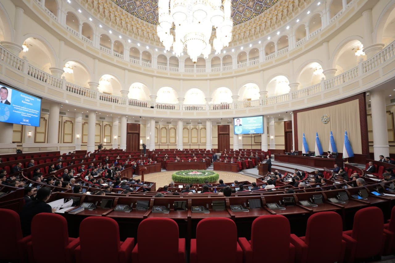 <p><b><strong>Deputatlar 9 daqiqada vazirlik va idoralarning 2024-yildagi xarajatlari oshirilishini maʼqulladi</strong></b></p>
