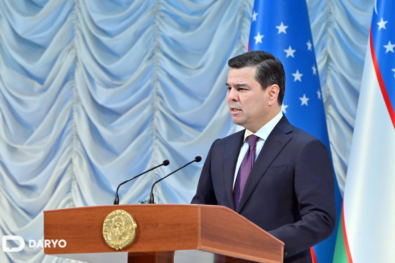 <p><b><strong>Sherzod Asadov prezidentning Konstitutsiya kuni munosabati bilan yo‘llagan tabrigini o‘qib eshittirdi</strong></b></p>