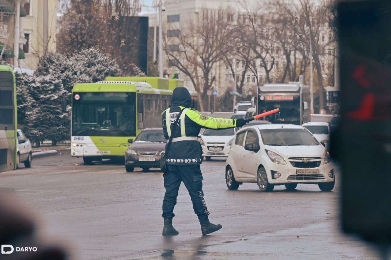 <p><b>Yangi yil munosabati bilan Toshkentning ayrim ko&lsquo;chalarida transport harakati cheklandi</b></p>