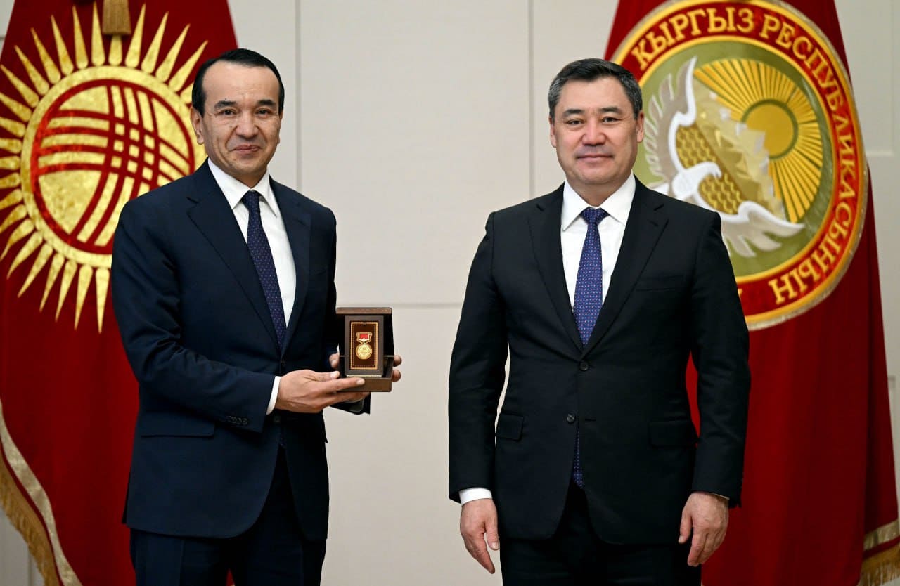 <p><b><strong>Ozodbek Nazarbekov “Qirg‘iziston Respublikasi xalq artisti” unvoni bilan taqdirlandi</strong></b></p>