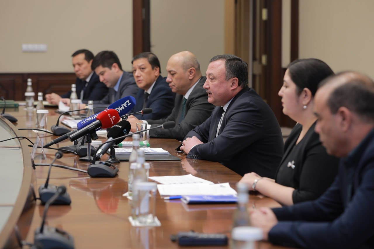 <p><b>&ldquo;Bu sudyalarimiz kamchiligi&rdquo;. Oliy sud raisi prokuror bilan pichirlashgan sudyalarni tanqid qildi</b></p>