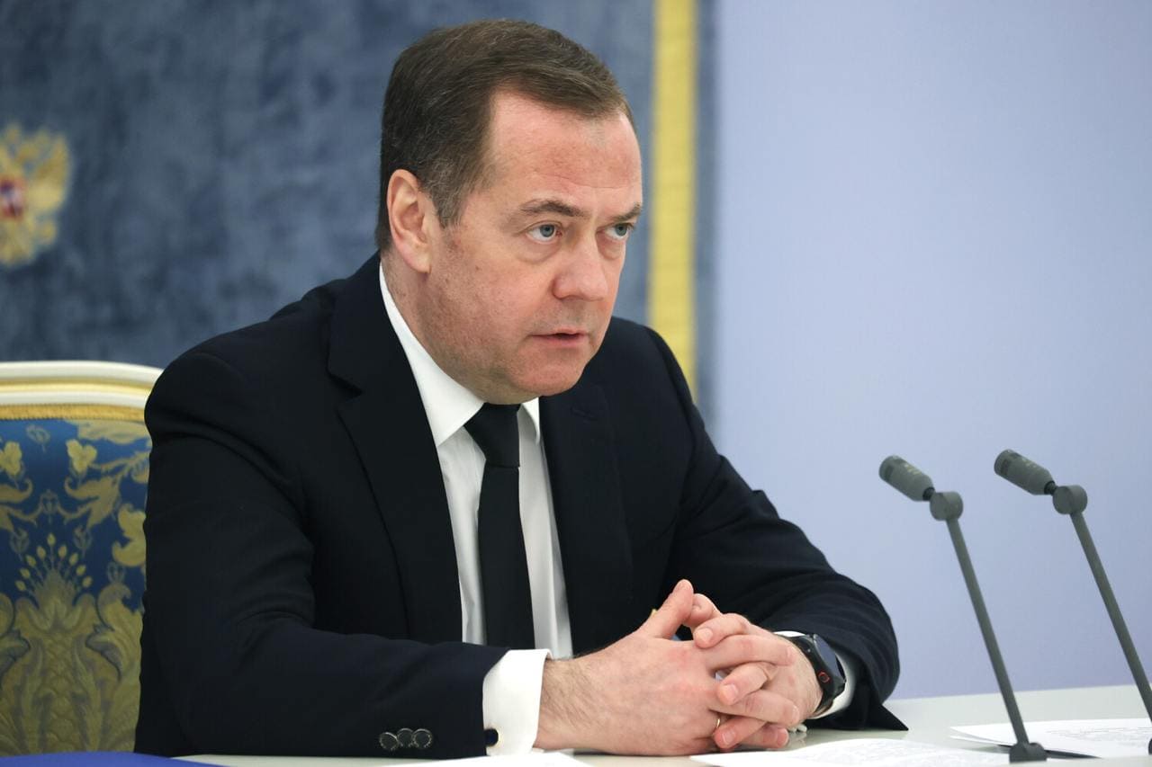<p><b>Medvedev kelajakda Rossiya yangi hududlarni bosib olishini aytdi </b></p>