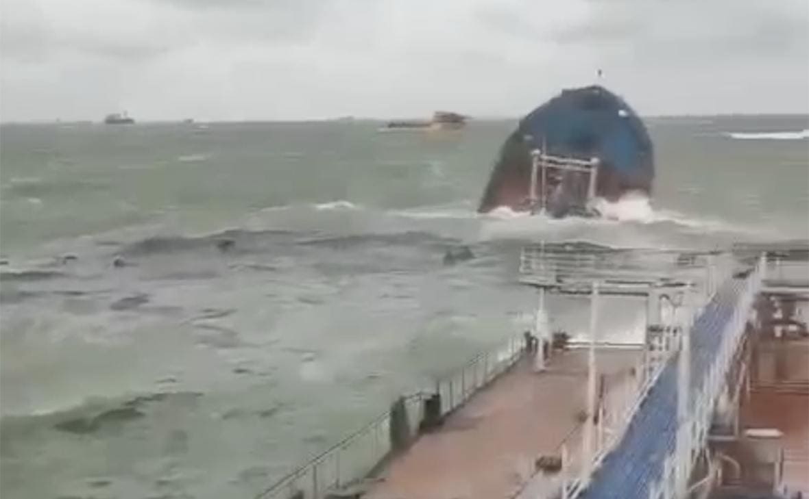 <p><b>Rossiya neftini tashiyotgan kemalar Kerch bo‘g‘ozida cho‘kmoqda (video) </b></p>