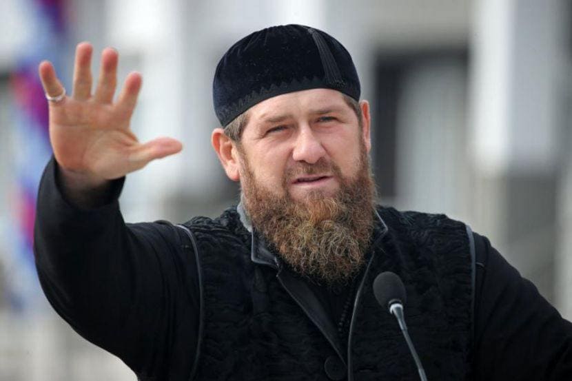<p><b><strong>Ramzan Qodirov go&lsquo;zallik salonlarini yopishga chaqirdi</strong></b></p>