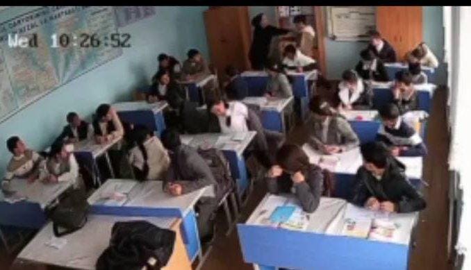<p><b><strong>Samarqandda 8-sinf o‘quvchisini urgan direktor o‘rinbosari hayfsan oldi</strong></b></p>