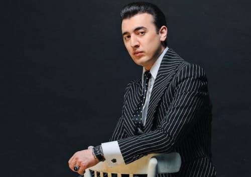 <p><b>“Tug‘uruqxonada meni o‘g‘irlamoqchi bo‘lishgan” — Shohjahon Jo‘rayev otasi uni nima sababdan asrab-avaylagani haqida so‘zlab berdi</b></p>