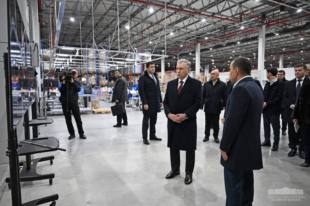 <p><b><strong>Prezident Zangiotadagi Grand Pharm Logistics Hub logistika markazini borib ko&lsquo;rdi</strong></b></p>