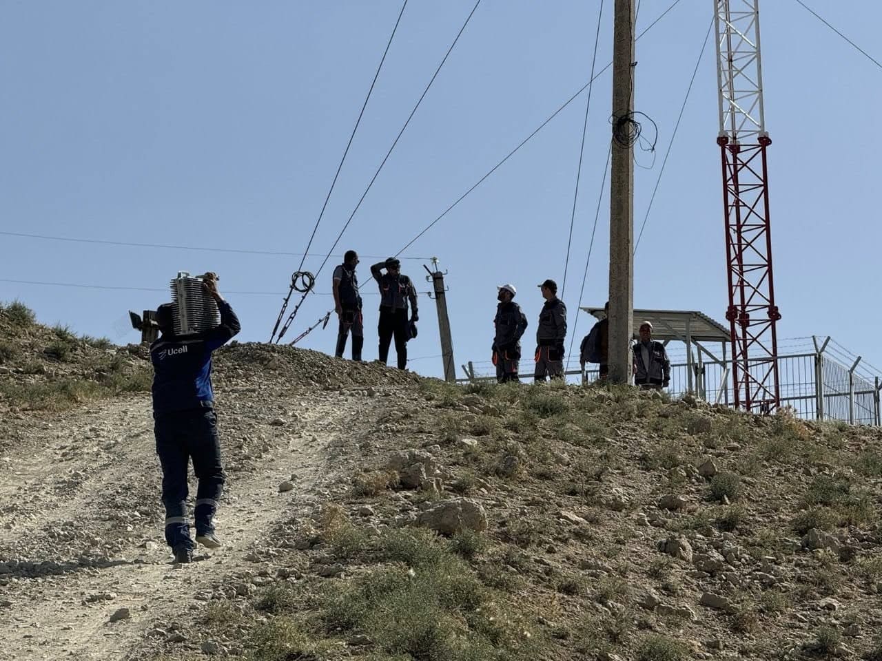<p><b><strong>Ucell jurnalistga bergan vaʼdasini bajardi &mdash; endi oqrabotliklar internet uchun tepalikka chiqishi shart emas</strong></b></p>