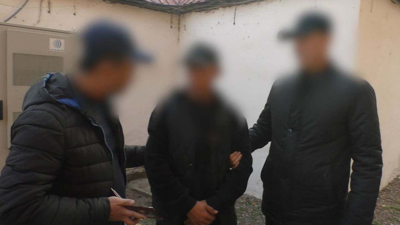 <p><b>Namanganda IIB xodimiga 2 ming dollar pora taklif qilgan pirotexnika vositalari egasi qo‘lga olindi (video)</b></p>