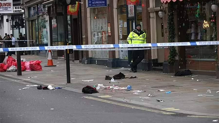 <p><b>Londonda erkak mashinasini tungi klub oldida turgan odamlar ustiga haydadi</b></p>