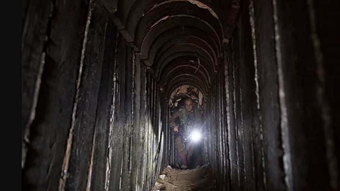 <p><b></b>Isroil G&lsquo;azo sektori shimolidagi HAMASning 2 km uzunlikdagi tunnelini portlatib yubordi (video)</p>