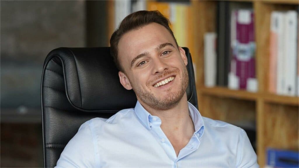 <p><b><strong>Turk aktyori Kerem Bursin birinchi marta ota bo&lsquo;ladi</strong></b></p>