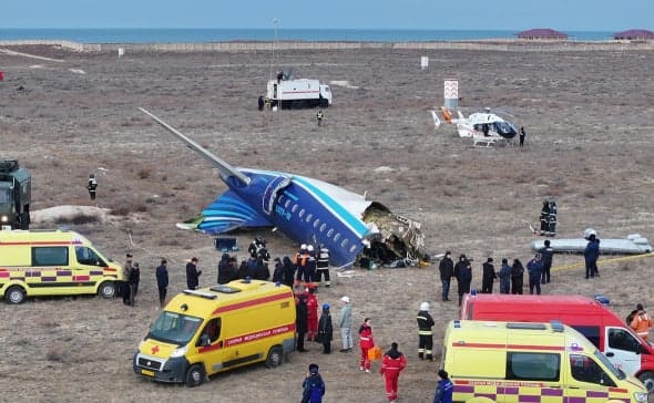 <p><b>Rossiya Qozog‘istonda qulagan samolyot halokatiga Ukraina dronlari va quyuq tumanni sabab qilib ko‘rsatdi</b></p>