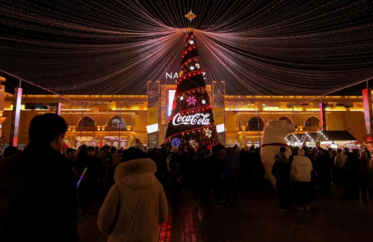 <p><b>Coca-Cola yangi yil mo&lsquo;jizasini yaratmoqda: mashhur karvon O&lsquo;zbekistonning 10 ta shahriga tashrif buyurdi</b></p>