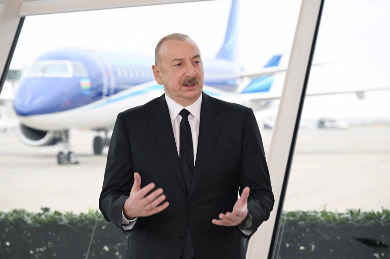 <p><b>&ldquo;Samolyot Grozniy yaqinida tashqi ta&rsquo;sir oqibatida shikastlangan va boshqaruvni yo&lsquo;qotgan&rdquo; &mdash; Ilhom Aliyev</b></p>