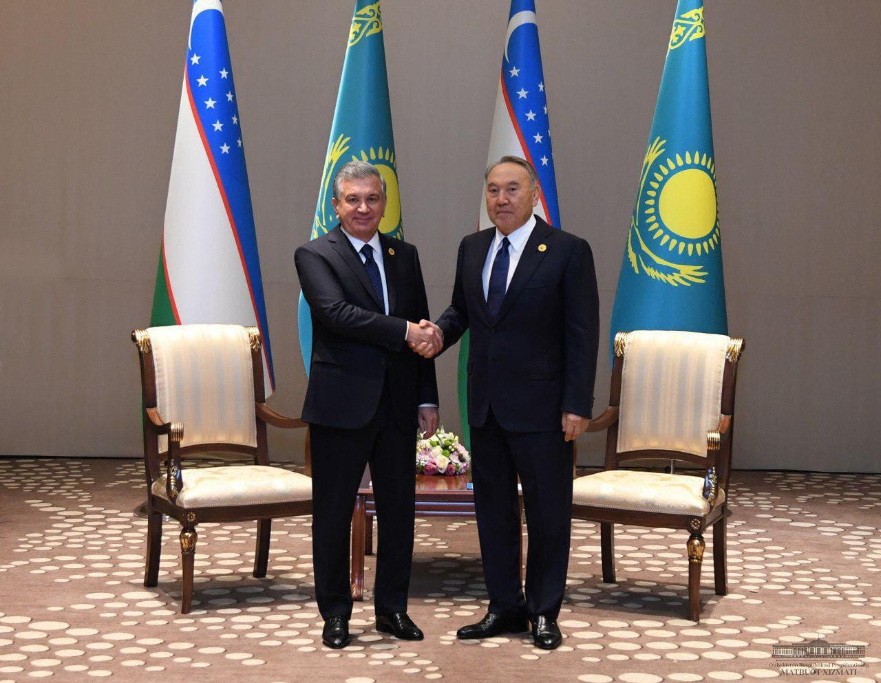 <p><b>Shavkat Mirziyoyev va Nursulton Nazarboyev bir-birini yangi yil bilan tabrikladi</b></p>