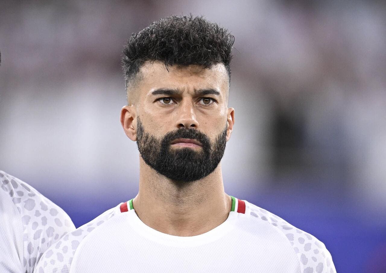 <p><b>Eronlik futbolchi muxlisasini quchoqlagani uchun jarimaga tortildi</b></p>