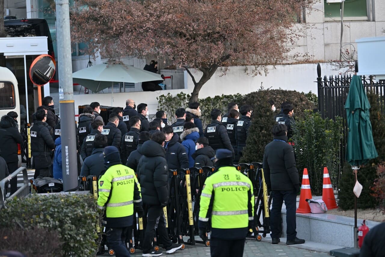 <p><b>Janubiy Koreyada politsiya prezidentni hibsga ololmadi</b></p>