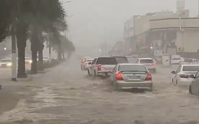 <p><b></b>Kuchli yomg&lsquo;ir tufayli Makka va Madina ko&lsquo;chalarini suv bosdi (video)</p>