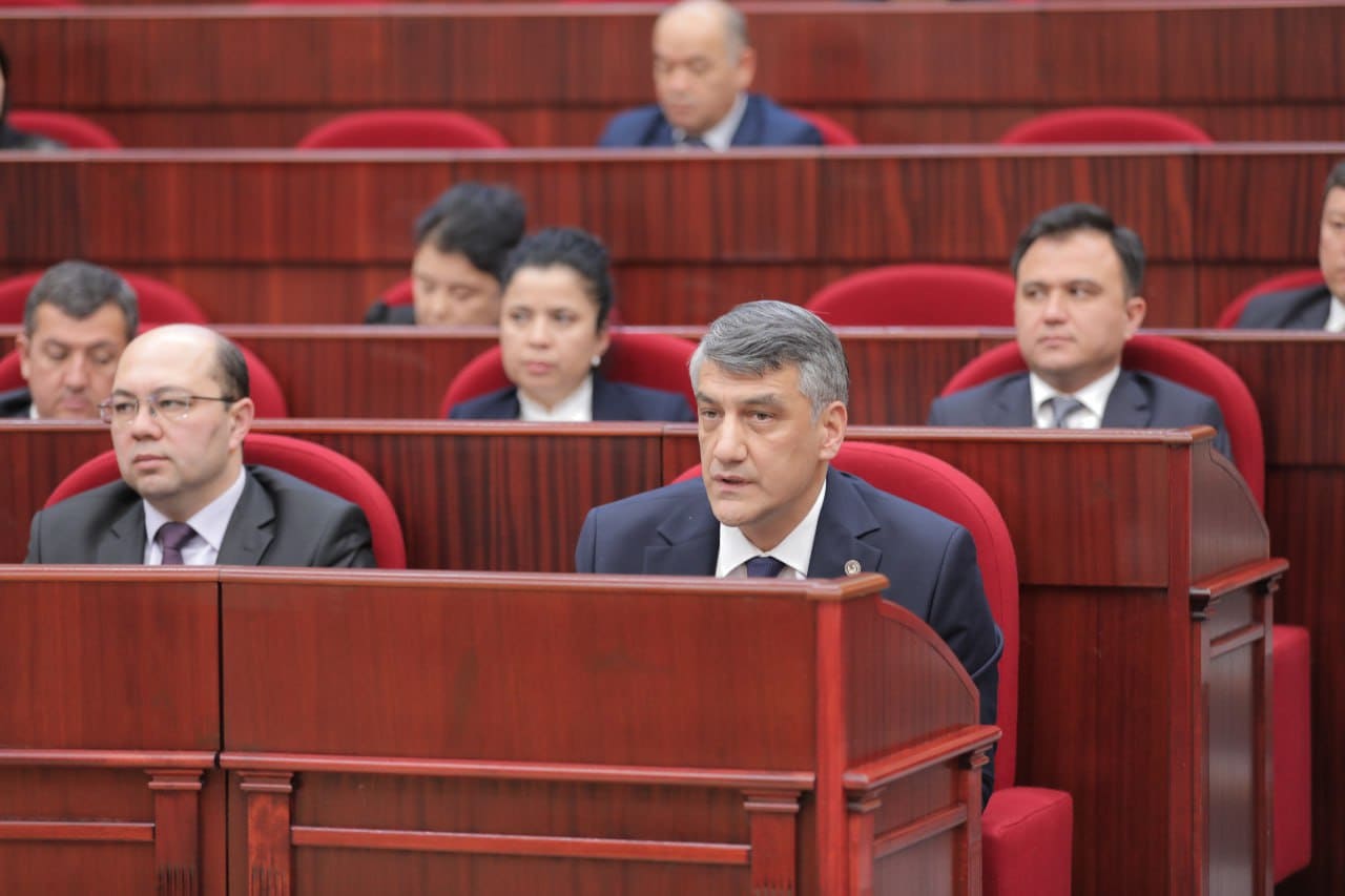 <p><b>“Buni hozir to‘xtatmasak, 20 yildan keyin hech qanday qonun yordam bera olmaydi” — Alisher Qodirov elektron sigaretalar haqida</b></p>