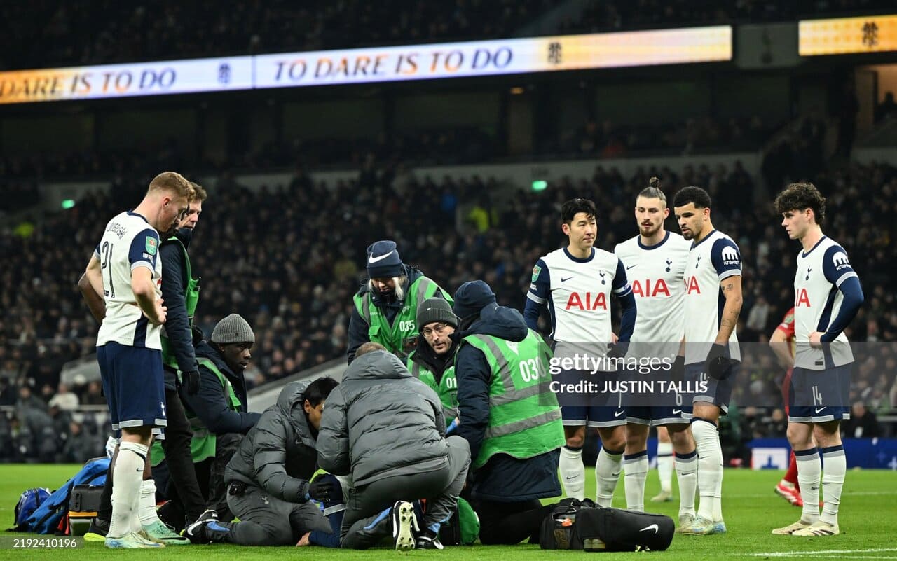 <p><b>“Liverpul” bilan o‘yinda boshi bilan noqulay yiqilib, hushini yo‘qotgan futbolchining ahvoli haqida ma’lumot berildi</b></p>