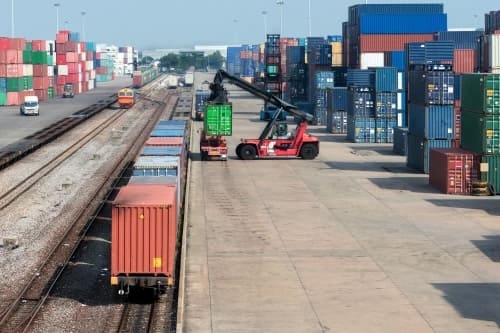 <p><b></b><strong>Uzbekistan targets doubling international cargo transport and $3bn in transport services export in 2025</strong></p>