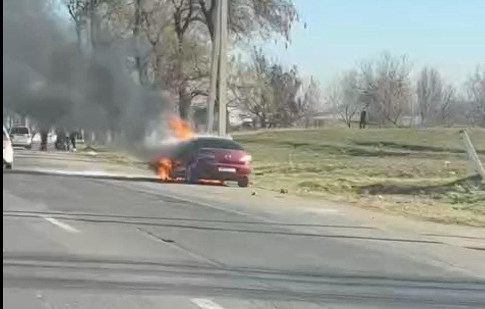 <p><b><strong>Toshkent viloyatida Mazda yonib ketdi (video)</strong></b></p>