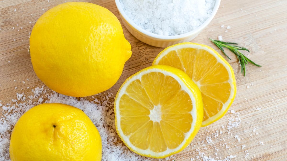 <p><b><strong>Qanday qilib bitta limon va tuz yordamida uyquni yaxshilash mumkin?</strong></b></p>