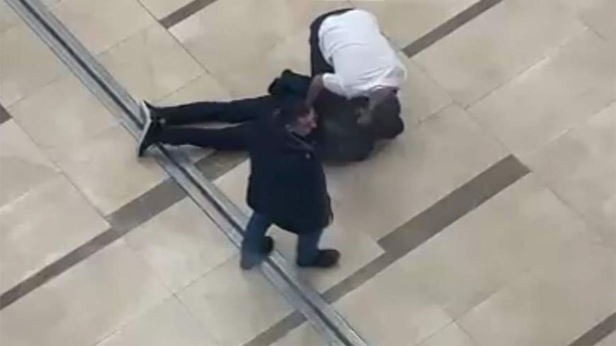 <p><b>Rossiyadagi aeroportda o&lsquo;zbekistonlik erkak pichoq bilan odamlarga hujum qildi (video)</b></p>