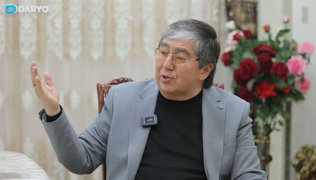 <p><b>“Ayrim yulduzlar tufayli nomimiz qora bo‘lib qolgan”. Ahror Usmonov san’atning bugungi ahvoli haqida (video) </b></p>