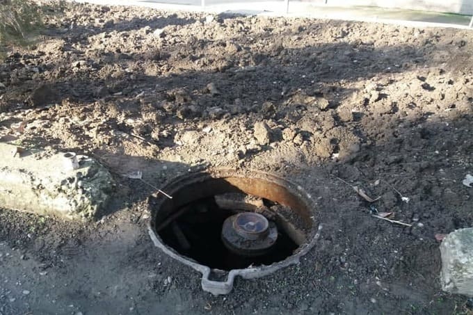 <p><b>Toshkentda 6 yoshli bola o‘limiga sabab bo‘lgan quduqni ochiq qoldirgan mas’ulga sud hukmi o‘qildi</b></p>