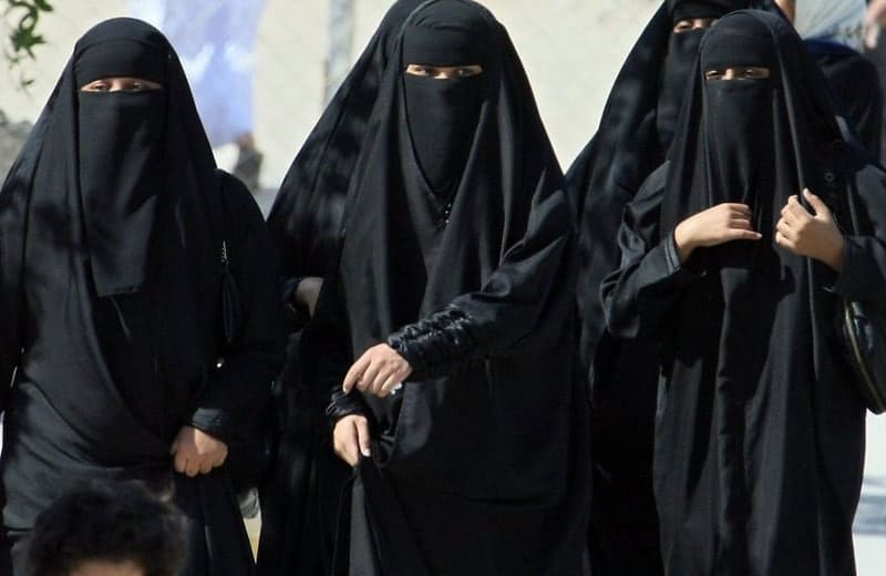 <p><b>Qirg‘izistonda jamoat joylarida yuzni to‘liq berkitadigan diniy kiyimlarni kiyish taqiqlandi </b></p>