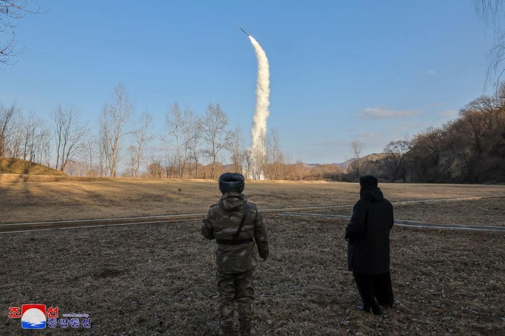 <p><b></b><strong>Shimoliy Koreya yadroviy zaryad tashuvchi raketalarni sinovdan o&lsquo;tkazdi (foto)</strong></p>