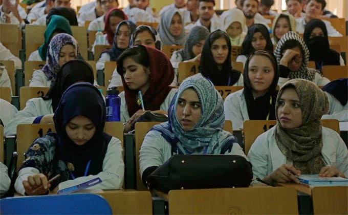 <p><b>“Tolibon” afg‘on qizlarga Pokistonda o‘qishga ruxsat berish haqidagi xabarlarni rad etdi </b></p>