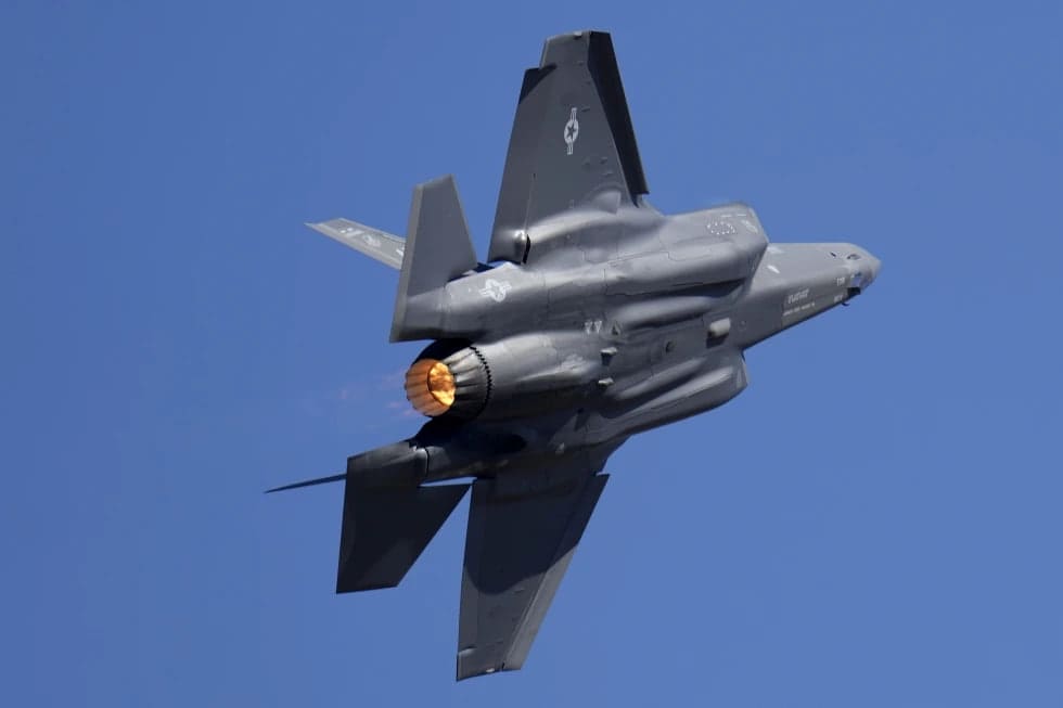 <p><b>AQSHning F-35A qiruvchi samolyoti Alyaskada qulab tushdi (video)</b></p>