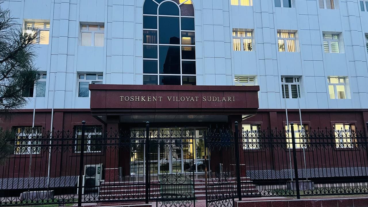 <p><b><strong>Toshkent viloyati sudida prokuror fuqaro kiyimida bo‘lgani uchun syomkaga qarshiligini bildirdi, sudlov hayʼati shu sabab jurnalist faoliyatini chekladi</strong></b></p>