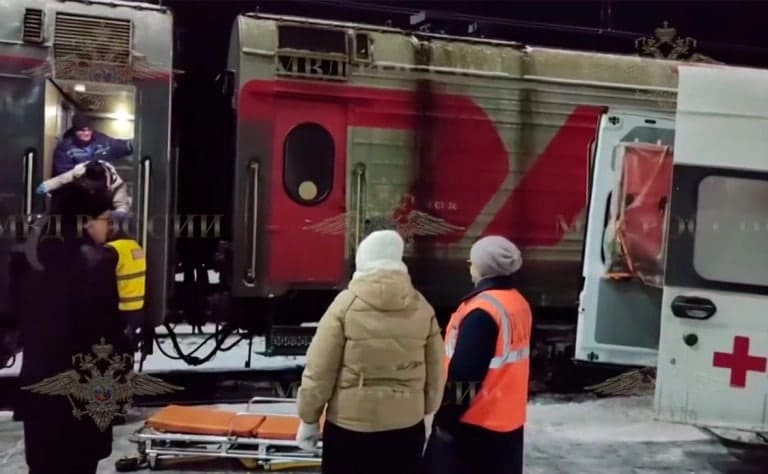 <p><b><strong>Rossiyada erkak poyezd yo‘lovchilariga pichoq bilan hujum qildi (video)</strong></b></p>