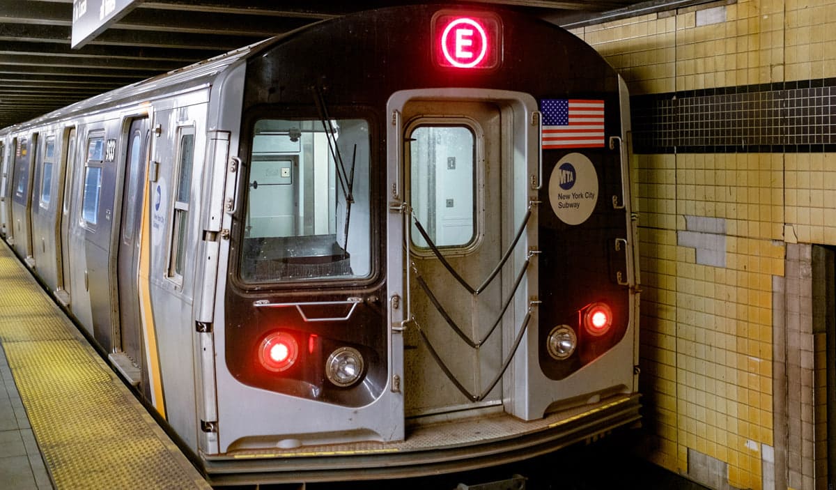 <p><b>Nyu Yorkda uch kishi metro poyezdini olib qochdi (video) </b></p>