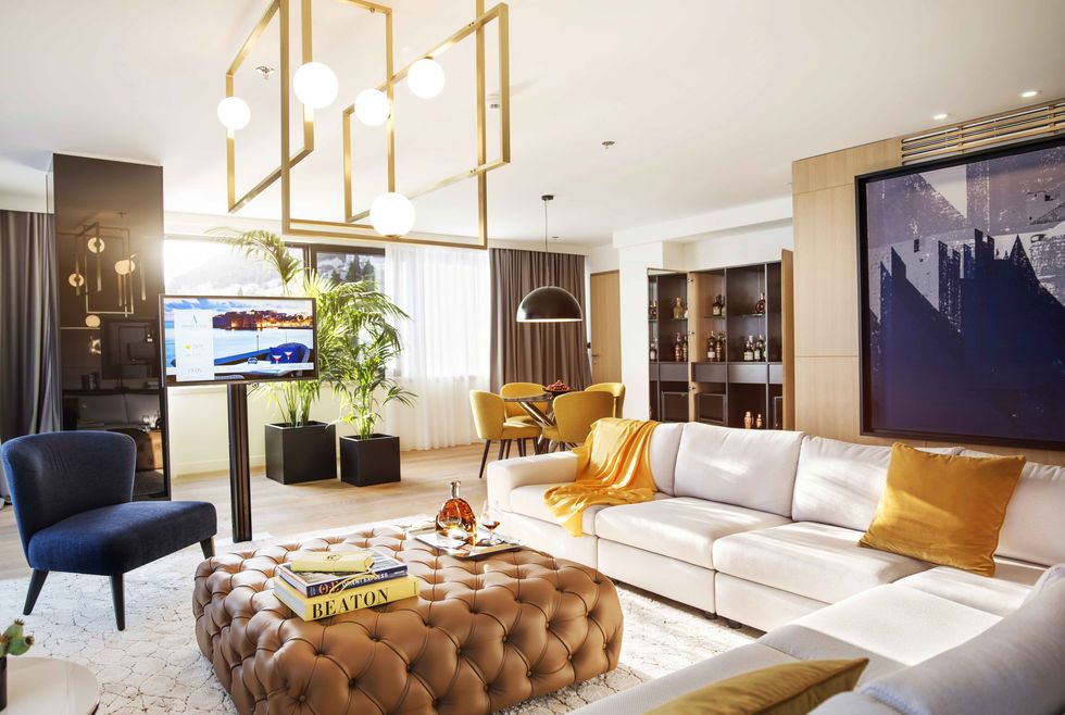 Ayollarning intim tatuirovkalari Tukli mushukka qarash