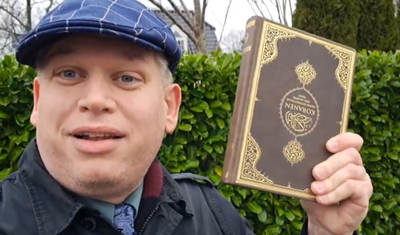 <p><b>Daniyada yana Qur’on yoqib yuborildi (video)</b></p>