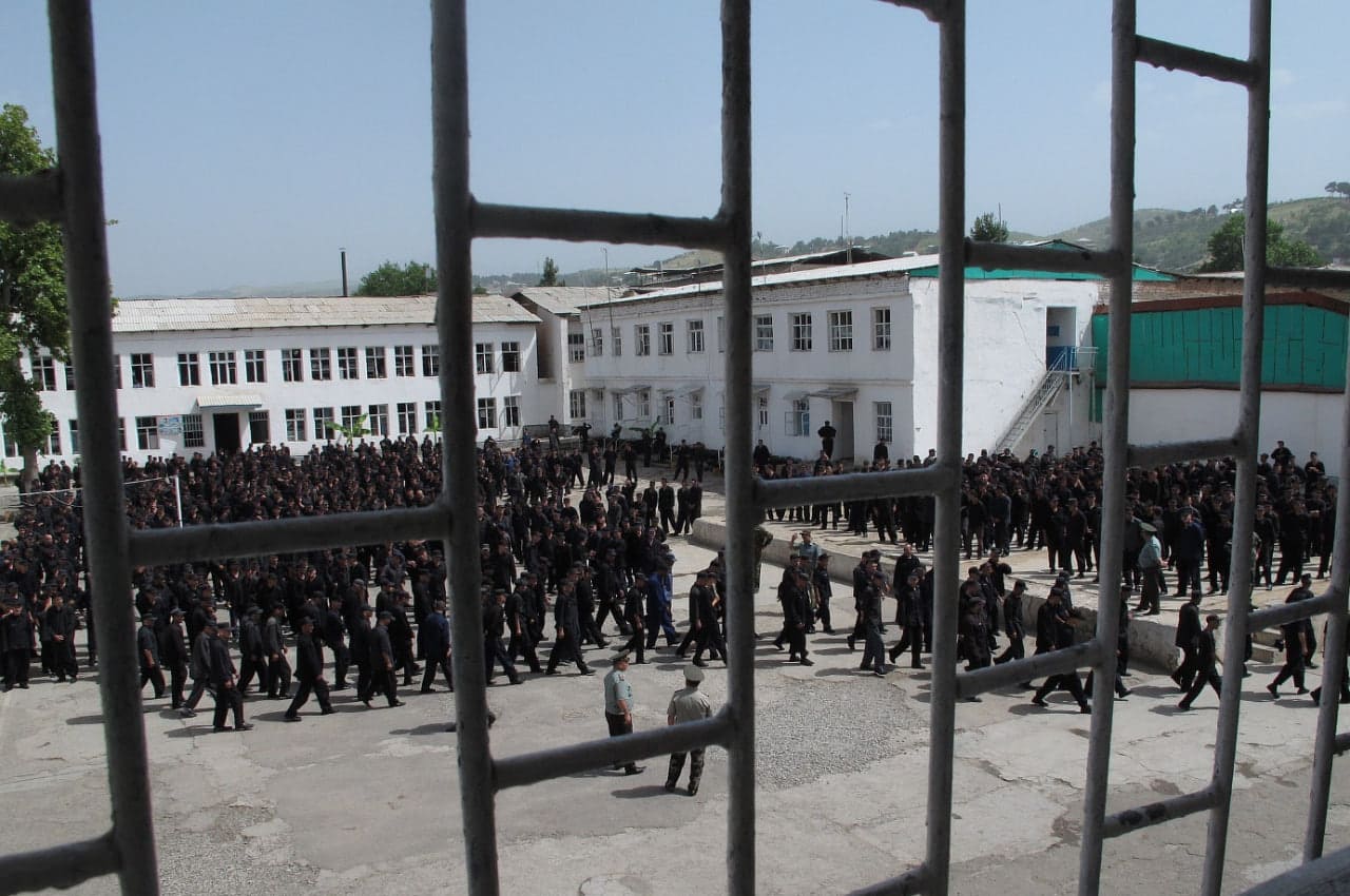 <p><b>Tojikistonda mahkumlar qo‘riqchilarni o‘ldirib, qochishga urindi</b></p>