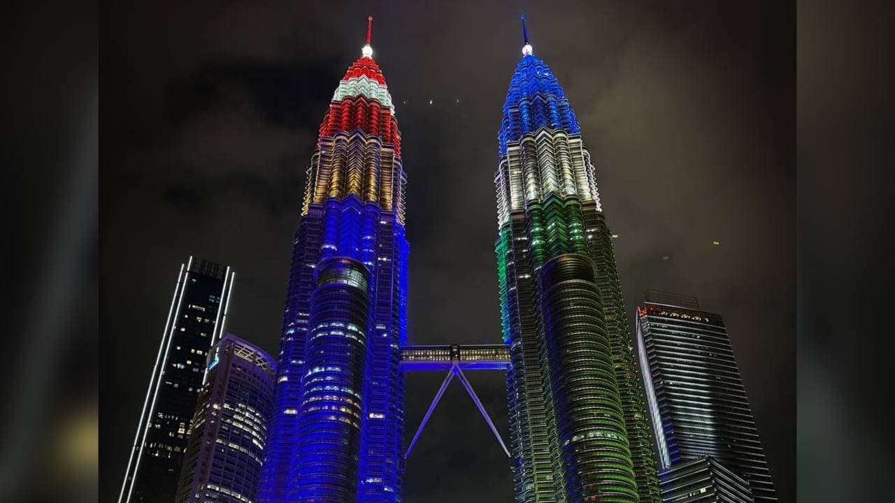 <p><b><strong>Petronas egizak minoralari O&lsquo;zbekiston bayrog&lsquo;i ranglariga burkandi (foto, video)</strong></b></p>
