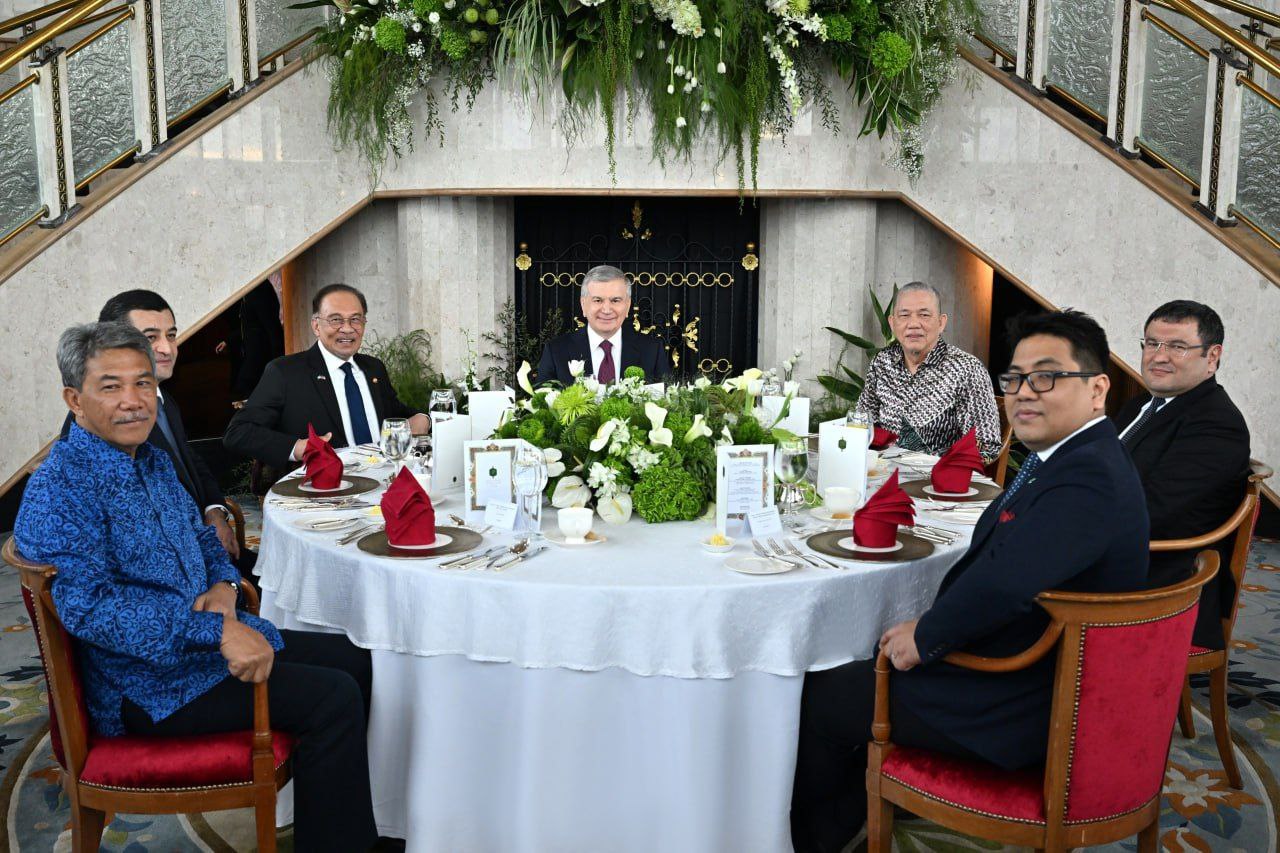 <p><b><strong>Shavkat Mirziyoyev Petronas korporatsiyasi prezidenti bilan uchrashuv o&lsquo;tkazdi (foto)</strong></b></p>