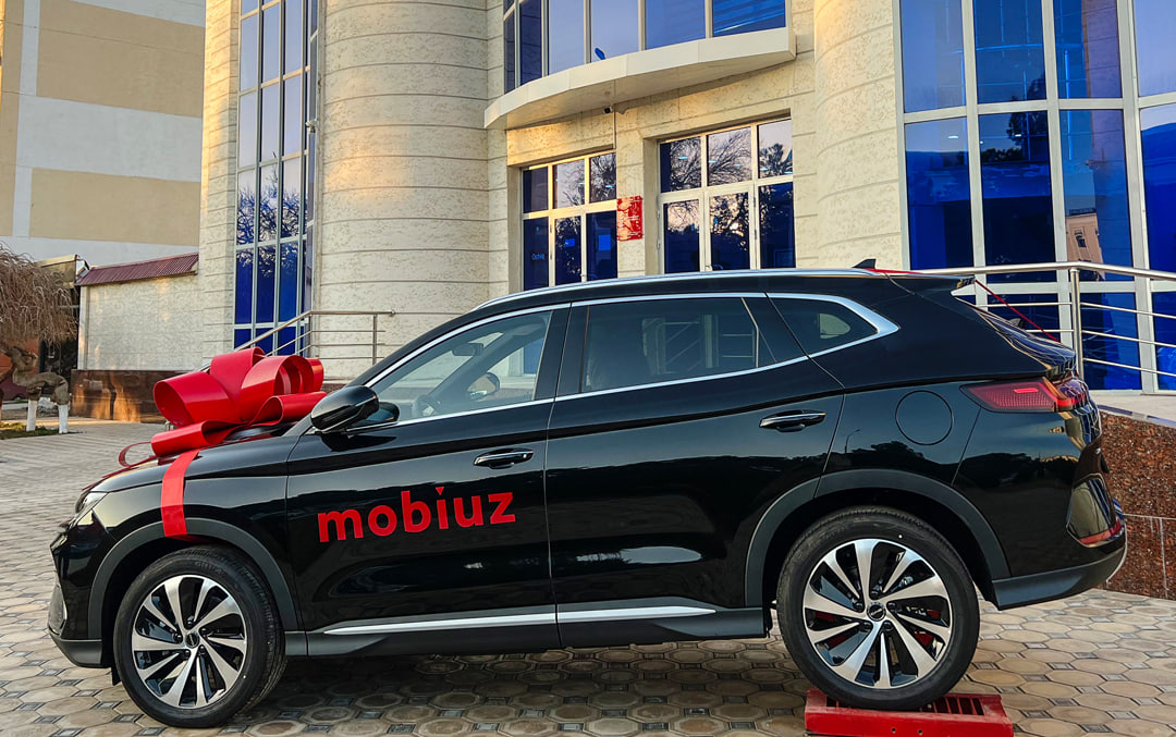 <p><b>Mobiuz&rsquo;dan mehr bilan: Surxondaryo viloyatidan bo&lsquo;lgan g&lsquo;olib abonentga BYD avtomobili topshirildi</b></p>